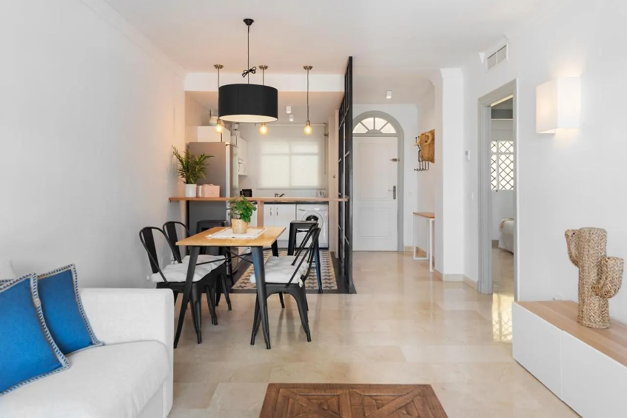 מארבלה Bright 2 Bedroom Apartment With Parking Space And Swimming Pools In Aloha Gardens