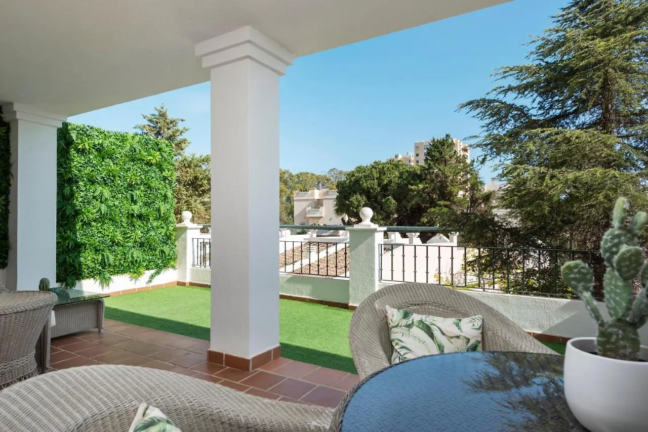 Bright 2 Bedroom Apartment With Parking Space And Swimming Pools In Aloha Gardens Marbella