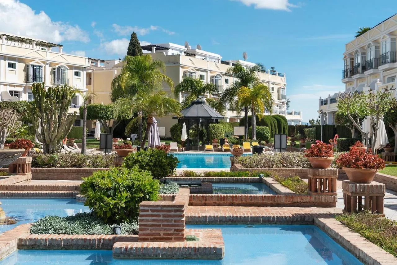 Bright 2 Bedroom Apartment With Parking Space And Swimming Pools In Aloha Gardens Marbella