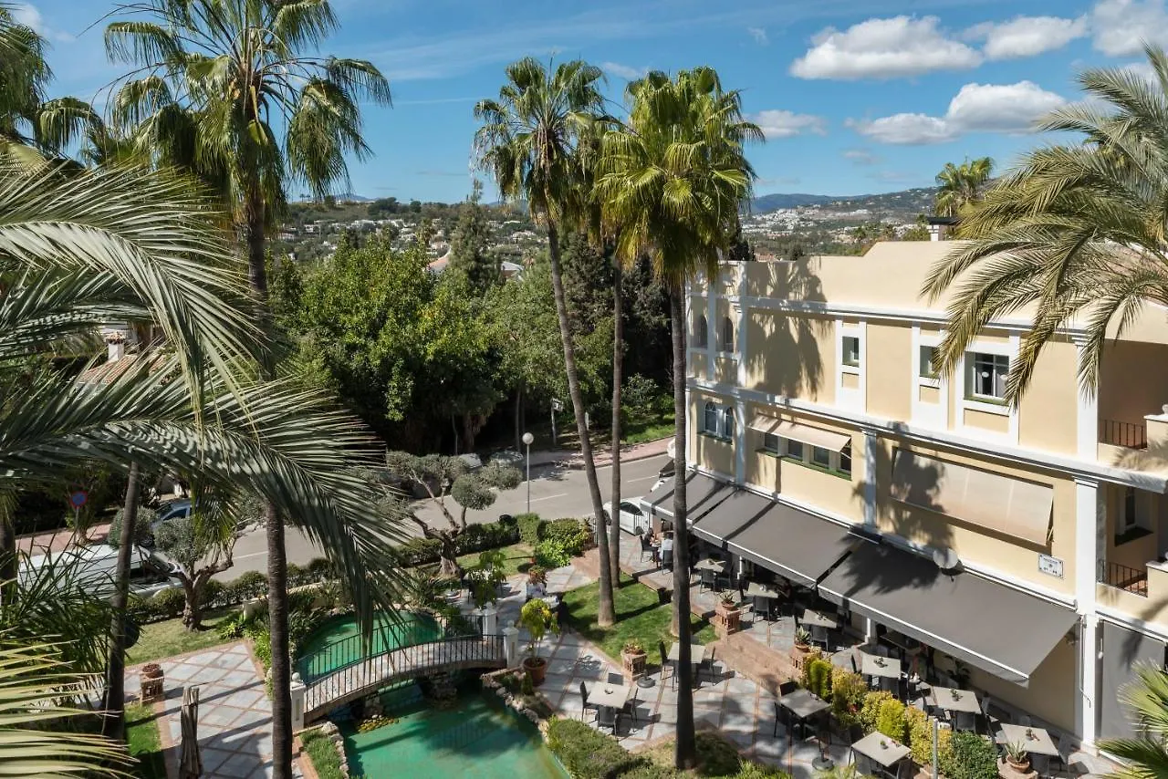 Bright 2 Bedroom Apartment With Parking Space And Swimming Pools In Aloha Gardens Marbella