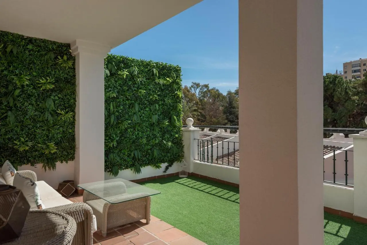 Bright 2 Bedroom Apartment With Parking Space And Swimming Pools In Aloha Gardens Marbella