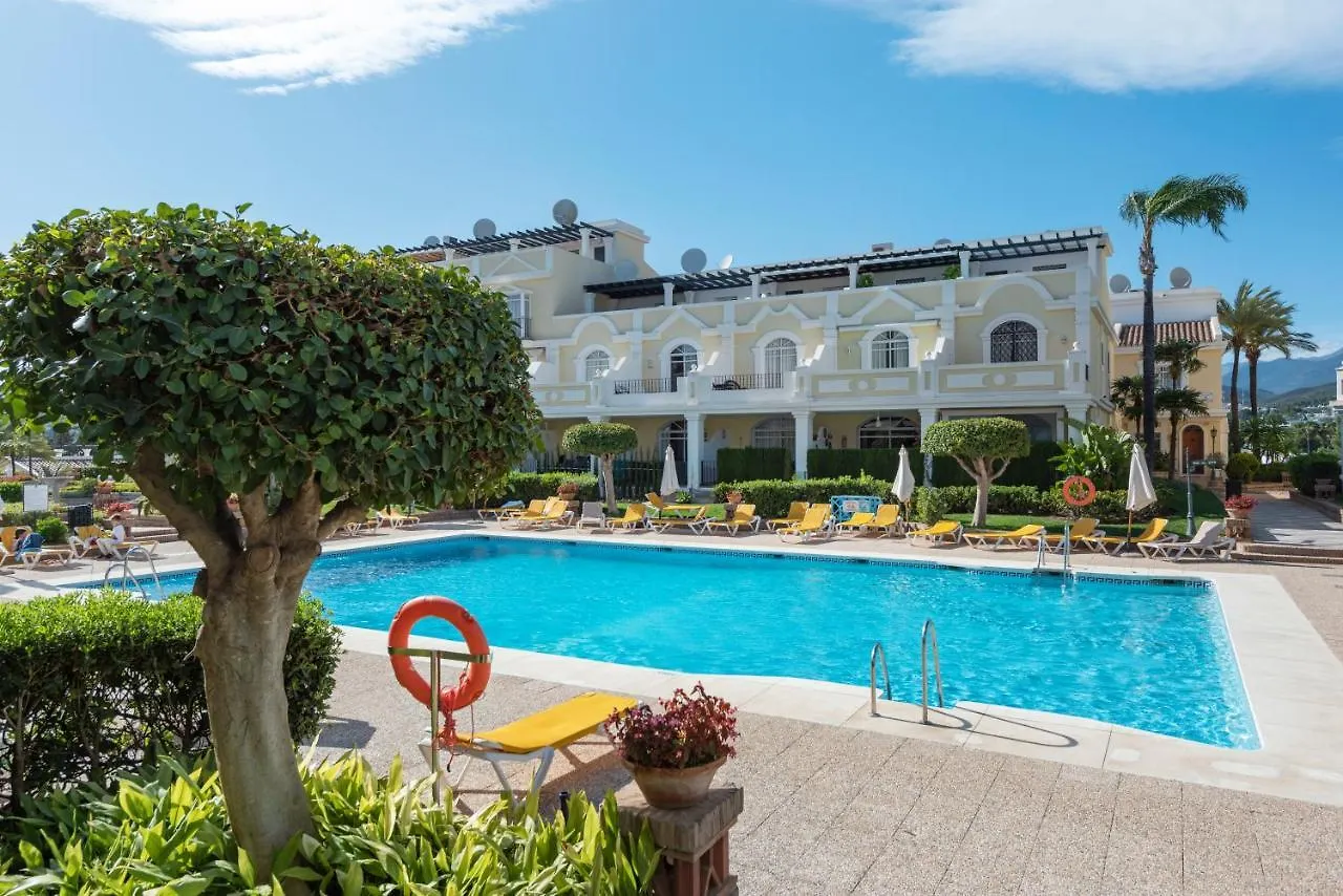 Bright 2 Bedroom Apartment With Parking Space And Swimming Pools In Aloha Gardens Marbella 0*,  Hiszpania