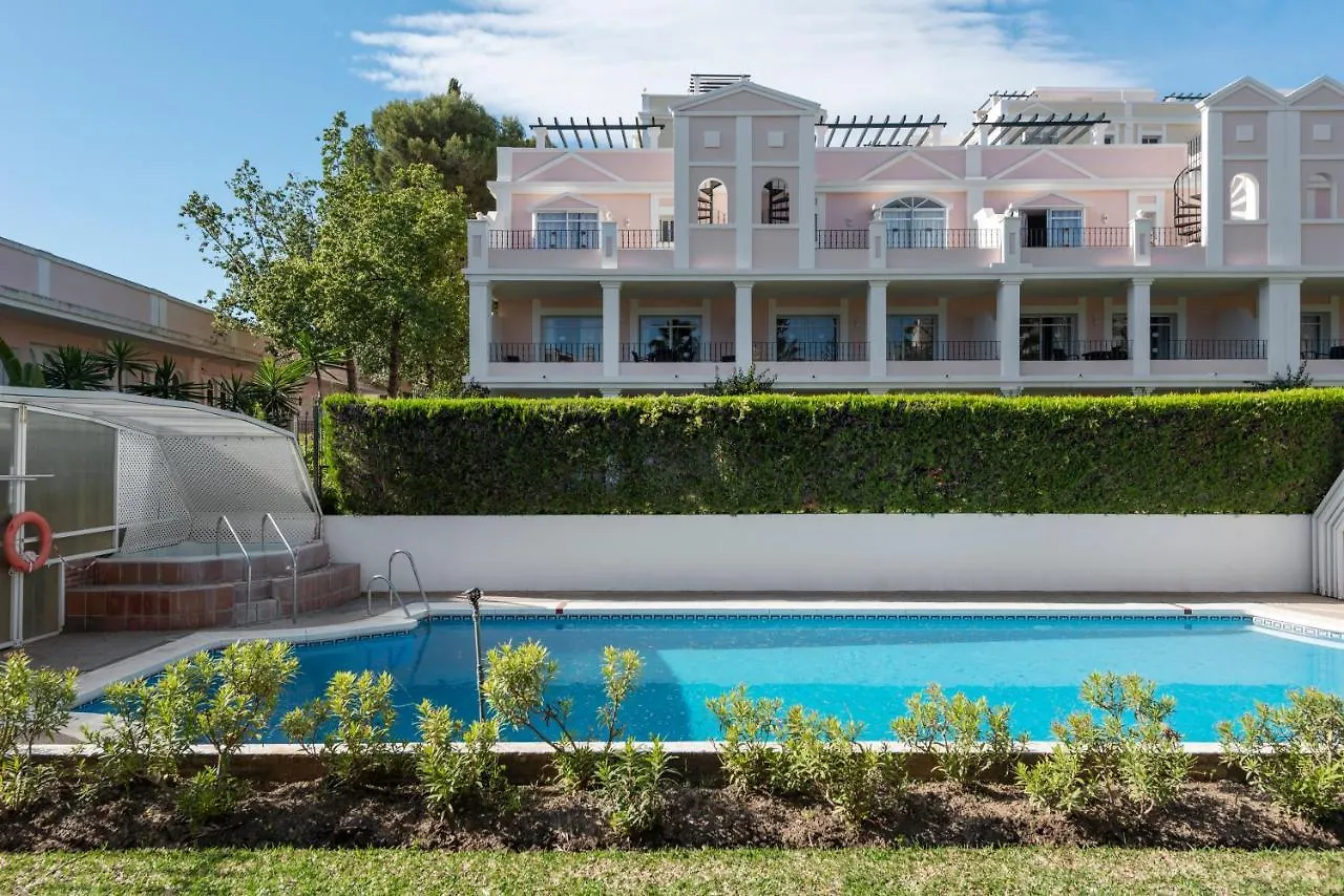 Bright 2 Bedroom Apartment With Parking Space And Swimming Pools In Aloha Gardens Marbella 0*,  Hiszpania