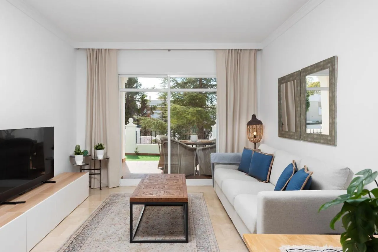 Bright 2 Bedroom Apartment With Parking Space And Swimming Pools In Aloha Gardens Marbella Hiszpania
