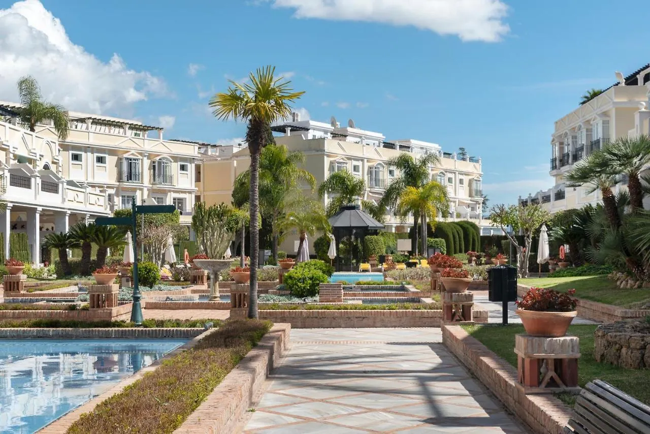 Bright 2 Bedroom Apartment With Parking Space And Swimming Pools In Aloha Gardens Marbella 0*,  Hiszpania